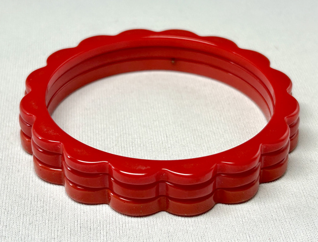 BS52 three solid red bakelite daisy spacer bangles